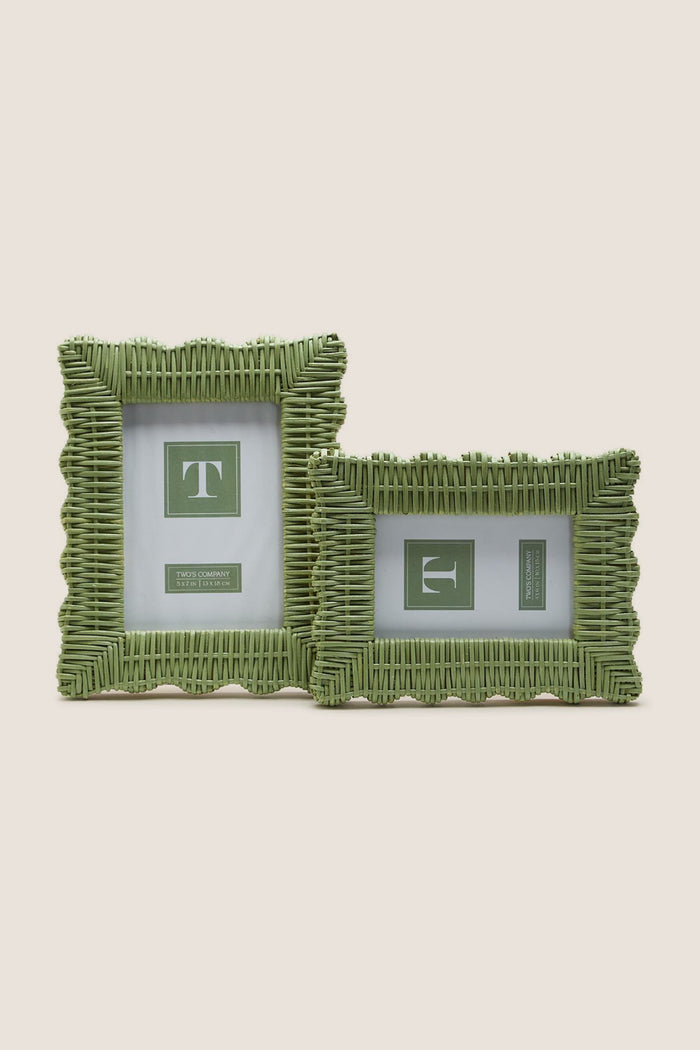Classic 4x6 Green Wicker Weave Photo Frame with scalloped edges, showcasing effortless style. Perfect for a fun, high-end display of cherished memories.
