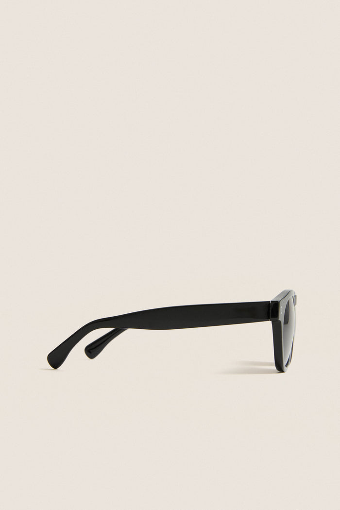 Black Leonard Sunglasses with classic thick rectangular frames and dark lenses, embodying an effortless high-end style perfect for fun, everyday adventures and chic getaways.