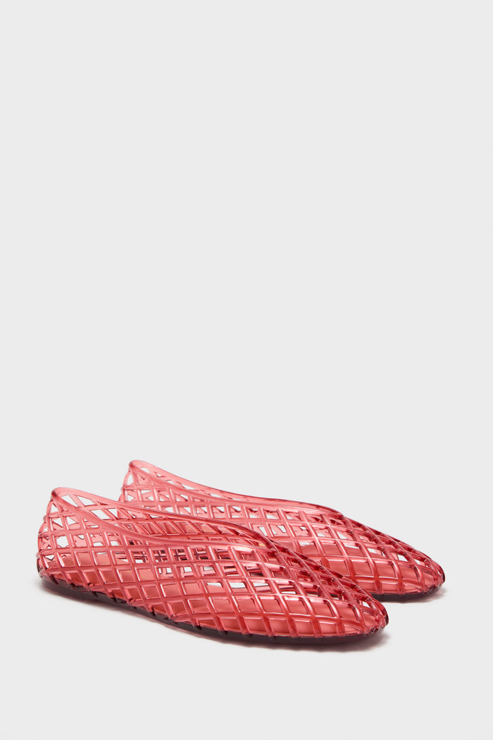 Classic Coral Jam Jellys: Effortless, fun flats featuring a translucent lattice design, perfect for a high-end, confident look.