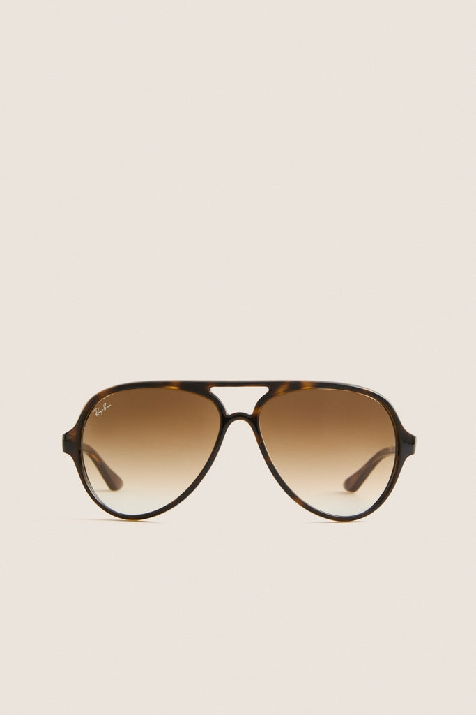 Light Havana Cats 5000 Classic Sunglasses by Ray-Ban feature an aviator style with tortoiseshell frame, gradient lenses, and iconic logo, blending classic elegance with effortless, high-end style.