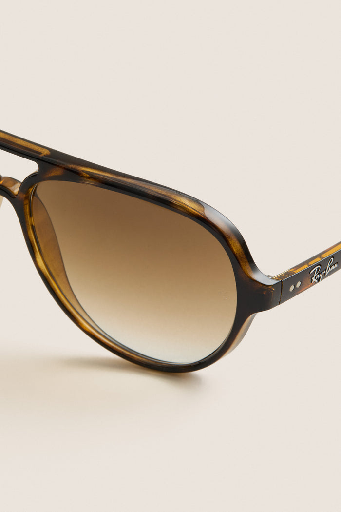 Light Havana Cats 5000 Classic Sunglasses with tortoiseshell acetate frame and gradient brown lenses, featuring Ray-Ban logo. Effortless, high-end style with classic aviator silhouette.