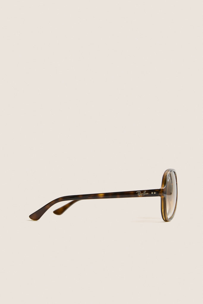 Light Havana Cats 5000 Classic Sunglasses by Ray-Ban; a side-profile view showcasing tortoiseshell round frames with brown gradient lenses, exuding effortless, high-end style and classic versatility.