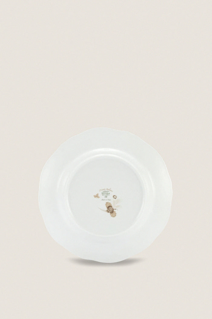 Oriente Italiano Meringa Dinner Plate showcases a classic, high-end design with a scalloped rim and gold detailing, effortlessly combining fun and elegance for sophisticated dining.