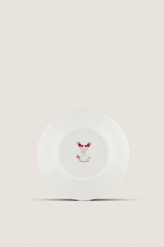Classic Oro Di Doccia Magenta Dinner Plate, featuring a central red crest decal with Ji Ondori roosters and gold trim, exudes effortless, high-end elegance.